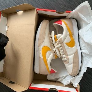 Nike Daybreak size women US 7.5, Brand new, rare color